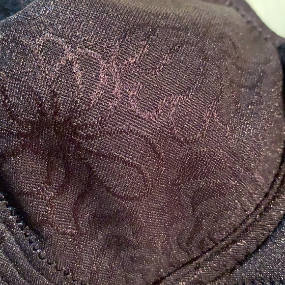 NWT ,black bra .size 40 B. Smoke and pets free house . - Picture 2 of 8